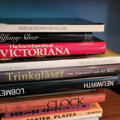 Lot of Reference Books on Antiques ,Vintage, Collectibles Glass, Lamps, Clocks Victoriana