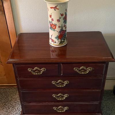 LR23-End table and Lenox vase