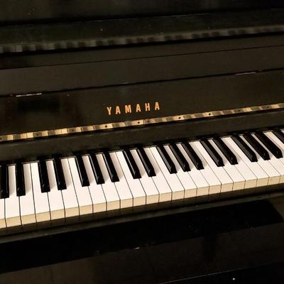 Lot #111    YAMAHA P2F upright piano with bench and paperwork - NICE