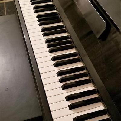 Lot #111    YAMAHA P2F upright piano with bench and paperwork - NICE