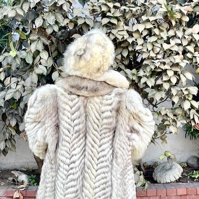 LOT 200  VINTAGE LUXURY NATURAL ARTIC BLUE FOX FULL LENGTH FUR COAT & TRAPPER HAT