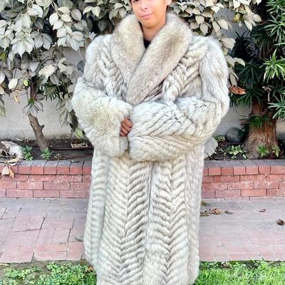 LOT 200  VINTAGE LUXURY NATURAL ARTIC BLUE FOX FULL LENGTH FUR COAT & TRAPPER HAT