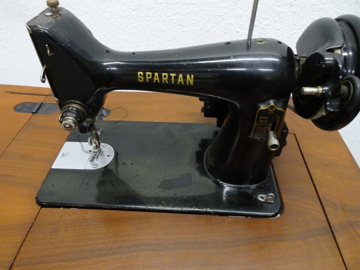 LOT 9. SINGER SPARTAN SEWING MACHINE