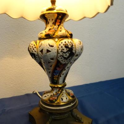 LOT 13. TABLE LAMP