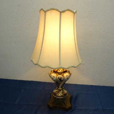 LOT 13. TABLE LAMP