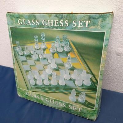 LOT 17. GLASS CHESS SET