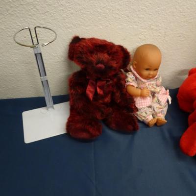 LOT 25. DOLLS AND LARGE TY PLUSH TOYS