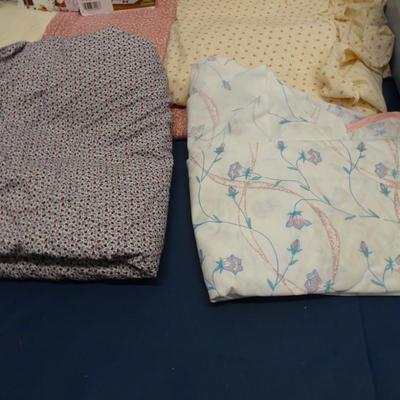 LOT 27. SEWING GEAR, PATTERNS AND MATERIAL