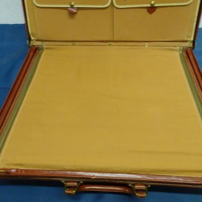 LOT 30. VINTAGE TRAVELLA LEATHER BRIEFCASE