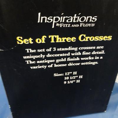 LOT 31. FITZ AND FLOYD THREE CROSS SET
