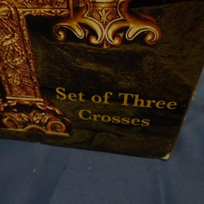 LOT 31. FITZ AND FLOYD THREE CROSS SET