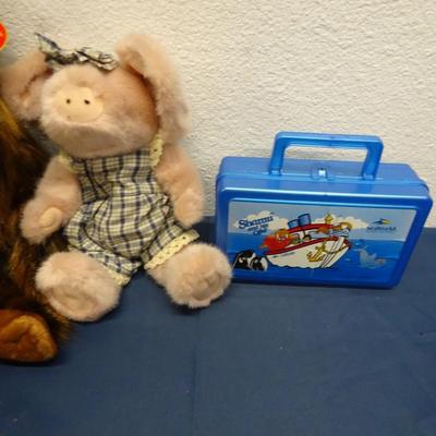 LOT 32. KIDS AMERICAN GIRL BACK PACK, PLUSH TOYS AND DOLL