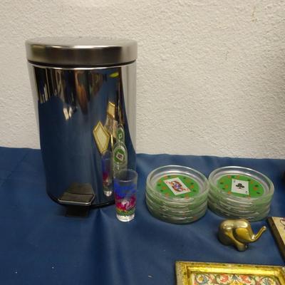 LOT 34. HOME DECOR AND GOLFER DECOR BY AUSTIN