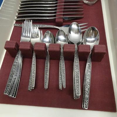 LOT 36. VINTAGE GRANADA ROSE FLATWARE SET