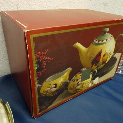 LOT 42. LENOX TEA POT SET AND GLASSES/HOME DECOR