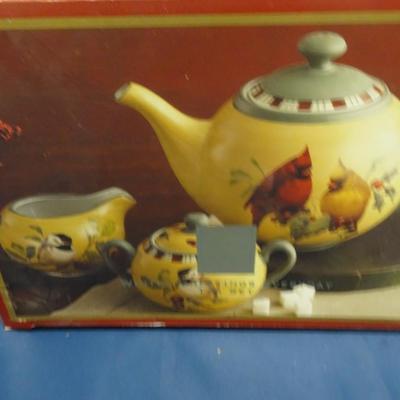 LOT 42. LENOX TEA POT SET AND GLASSES/HOME DECOR