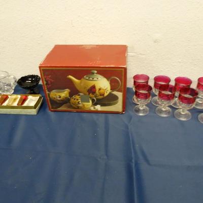LOT 42. LENOX TEA POT SET AND GLASSES/HOME DECOR