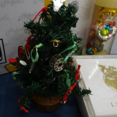 LOT 46. HOLIDAY DECOR