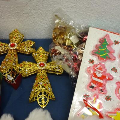 LOT 46. HOLIDAY DECOR