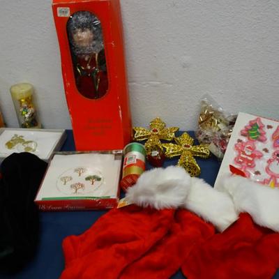 LOT 46. HOLIDAY DECOR