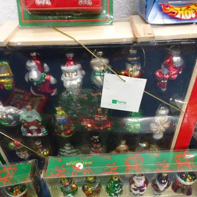 LOT 61 HOLIDAY DECOR