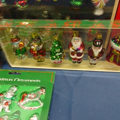 LOT 61 HOLIDAY DECOR