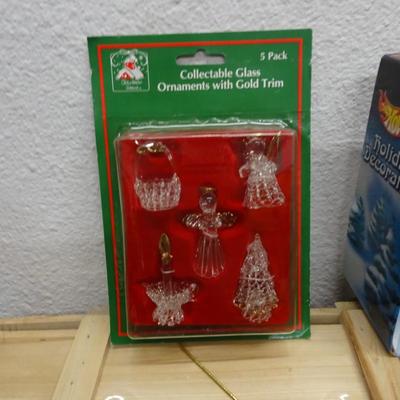 LOT 61 HOLIDAY DECOR
