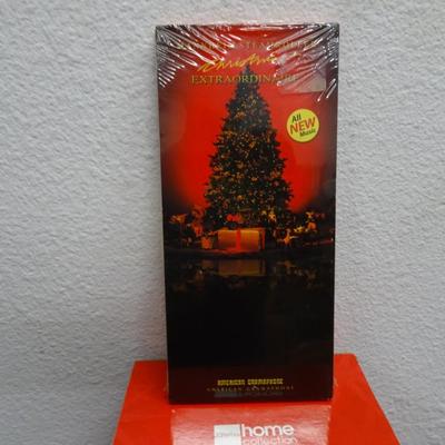 LOT 62. HOLIDAY DECOR