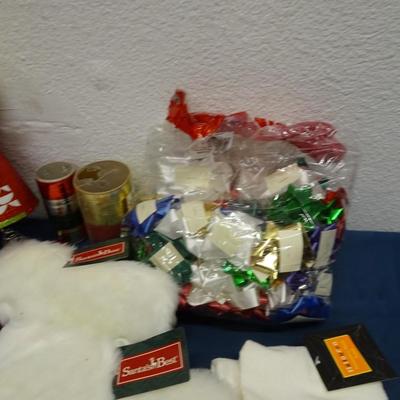 LOT 67. HOLIDAY DECOR