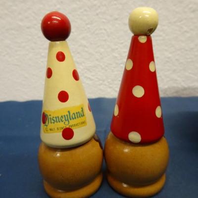 LOT 73. VINTAGE DISNEYLAND SALE AND PEPPER SHAKERS AND BOWLS