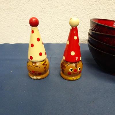 LOT 73. VINTAGE DISNEYLAND SALE AND PEPPER SHAKERS AND BOWLS