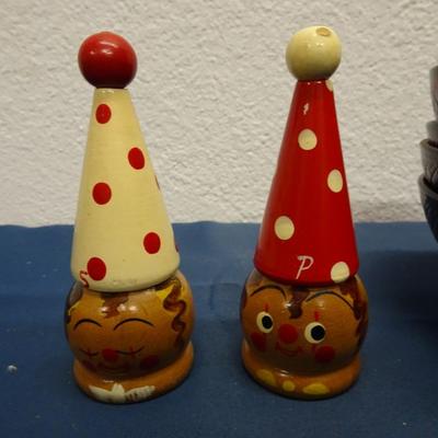 LOT 73. VINTAGE DISNEYLAND SALE AND PEPPER SHAKERS AND BOWLS