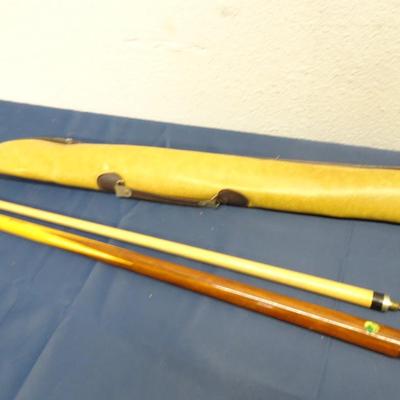 LOT 74. VINTAGE DUFFERIN POOL CUE 20 OZ AND CASE