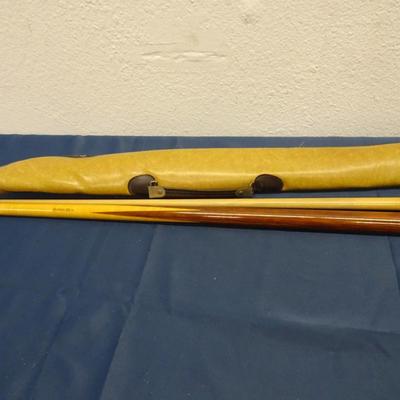 LOT 74. VINTAGE DUFFERIN POOL CUE 20 OZ AND CASE