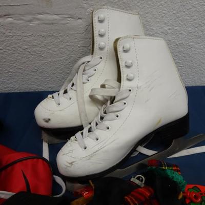 LOT 77. TWO PAIR OF ICE SKATES AND DUFFLE BAG PLUS DOG TOYS