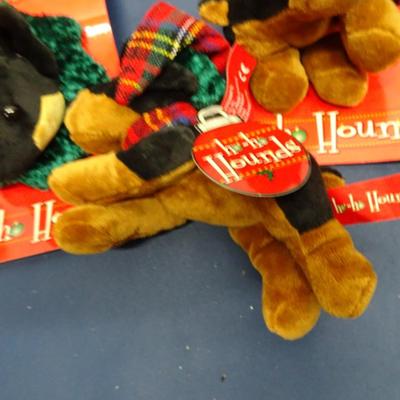 LOT 77. TWO PAIR OF ICE SKATES AND DUFFLE BAG PLUS DOG TOYS