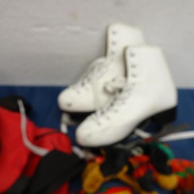 LOT 77. TWO PAIR OF ICE SKATES AND DUFFLE BAG PLUS DOG TOYS
