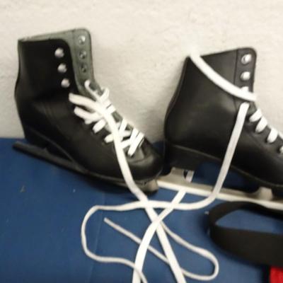 LOT 77. TWO PAIR OF ICE SKATES AND DUFFLE BAG PLUS DOG TOYS