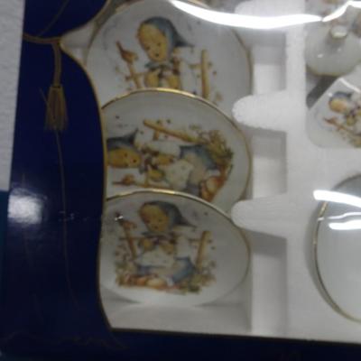 LOT 82. HUMMEL TOY TEA SET