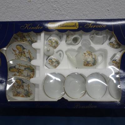 LOT 82. HUMMEL TOY TEA SET