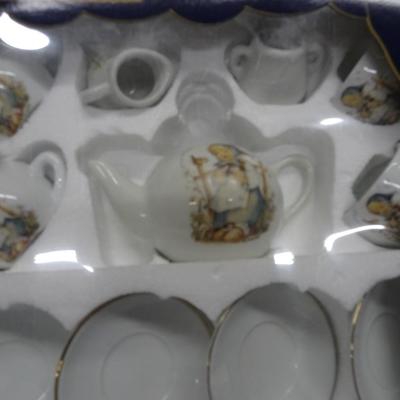 LOT 82. HUMMEL TOY TEA SET