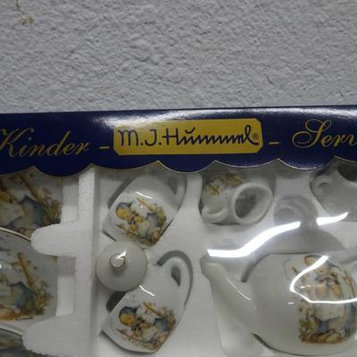 LOT 82. HUMMEL TOY TEA SET