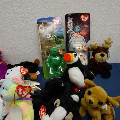 LOT 86.  TY BEANIE BABIE COLLECTION