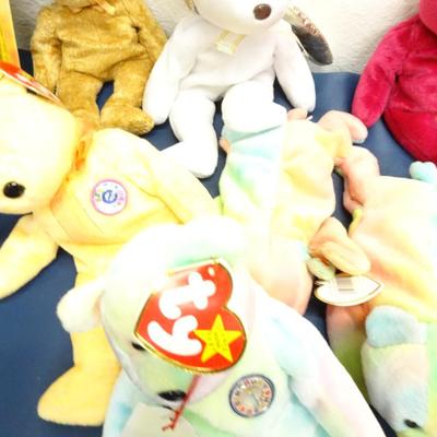 LOT 86.  TY BEANIE BABIE COLLECTION