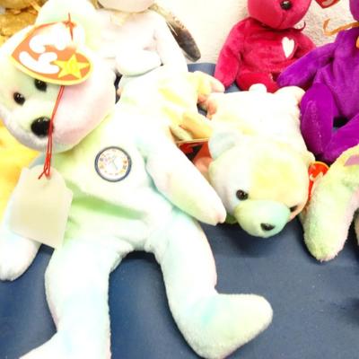 LOT 86.  TY BEANIE BABIE COLLECTION