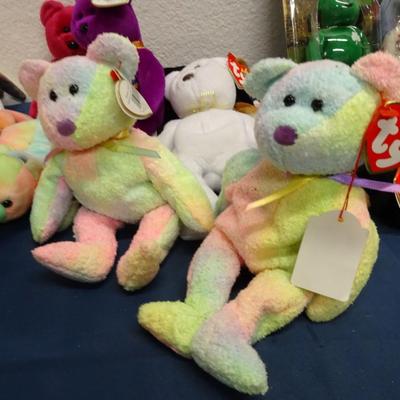 LOT 86.  TY BEANIE BABIE COLLECTION