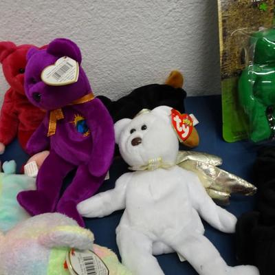 LOT 86.  TY BEANIE BABIE COLLECTION