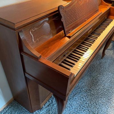 LR37-Baldwin Piano and Lamps
