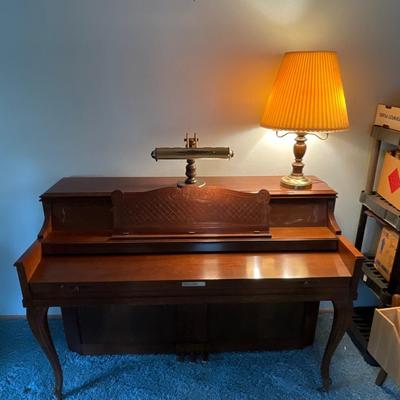 LR37-Baldwin Piano and Lamps