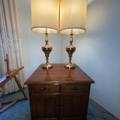 LR38-Kling End Table And 2 Lamps